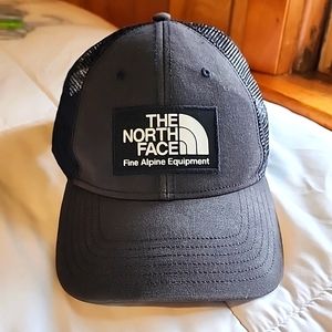 Men's black snap back the Nortj Face trucker hat.
